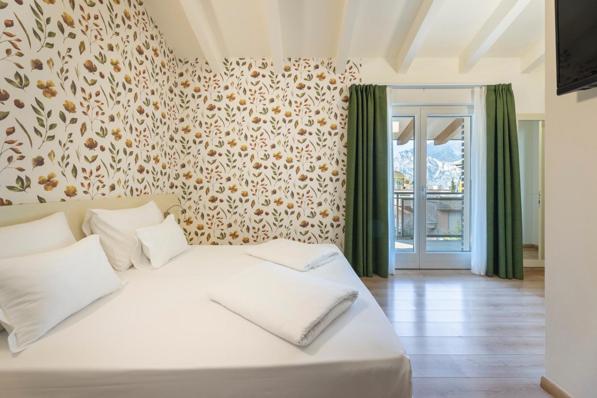 Hi Hotels Torbole - Pool & Spa Torbole Sul Garda Exterior photo